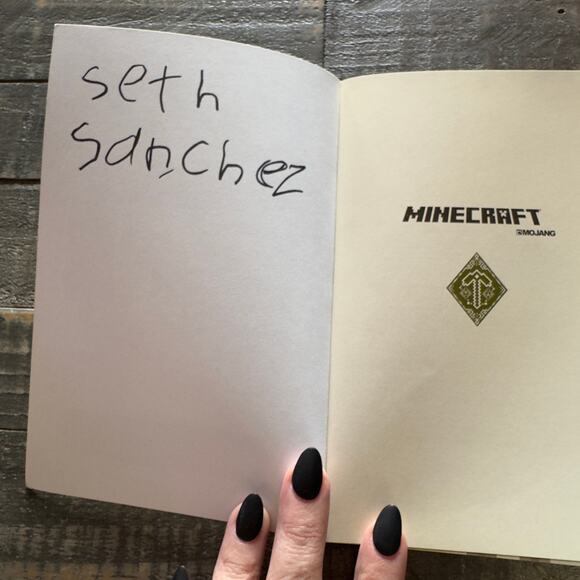 Minecraft: Essential Handbook by Mojang - Scholastic HC (2014) - Picture 4 of 4